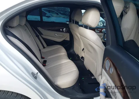 2017 Mercedes-Benz E 300 4Matic z USA, uszkodzony, nr VIN WDDZF4KB8HA060518